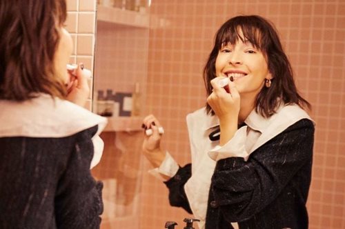 Έτοιμη σε 5 λεπτά- Το φυσικό μακιγιάζ που κάνουν οι beauty experts όταν δεν έχουν χρόνο