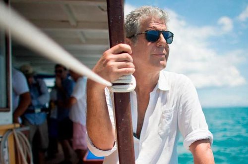 Mας έμαθε να τρώμε, να ταξιδεύουμε, να αγαπάμε. Η θρυλική εκπομπή του Άντονι Μπουρντέν στο Netflix