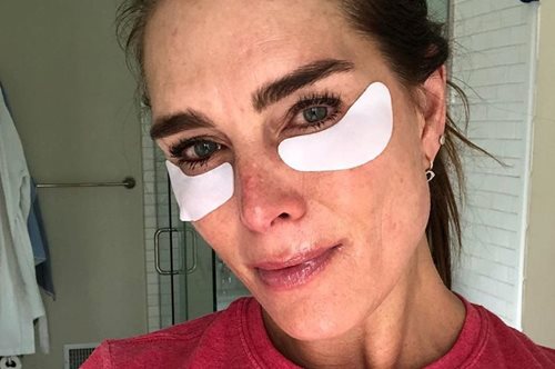 Η 54χρονη Μπρουκ Σιλντς ανέβασε φωτογραφία με μαγιό και όλοι μιλούν για το γυμνασμένο κορμί της