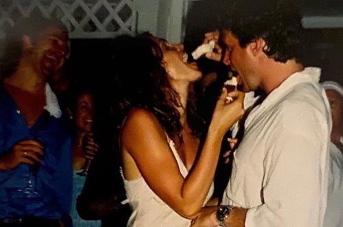 Ένα εμβληματικό φόρεμα: Θυμάσαι το νυφικό της Σίντι Κρόφορντ στον γάμο της με τον Ράντι Γκέρμπερ;