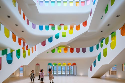 «Ενισχύει την δημιουργικότητα των παιδιών»: Μέσα στο πιο φωτεινό νηπιαγωγείο του κόσμου