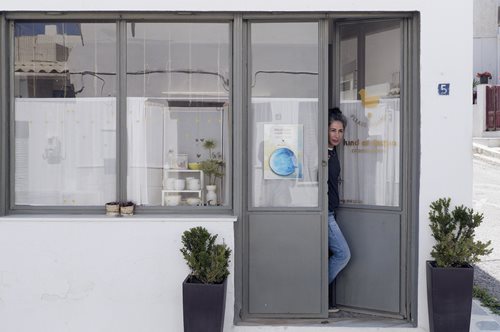 Η Σοφία ζει στη Σύρο και φτιάχνει καθημερινά με τα χέρια της και με πηλό τις δικές της ιστορίες