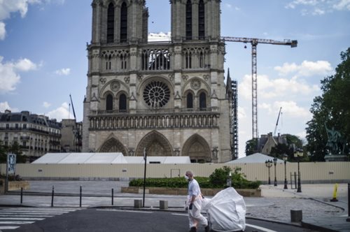 Έναν χρόνο μετά την καταστροφική πυρκαγιά η Παναγία των Παρισίων ανοίγει ξανά το προαύλιο της