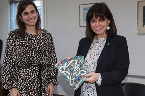 Η ιστορία πίσω από το ελληνικό μεταξωτό μαντίλι που χάρισαν στην Κατερίνα Σακελλαροπούλου στο Σουφλί