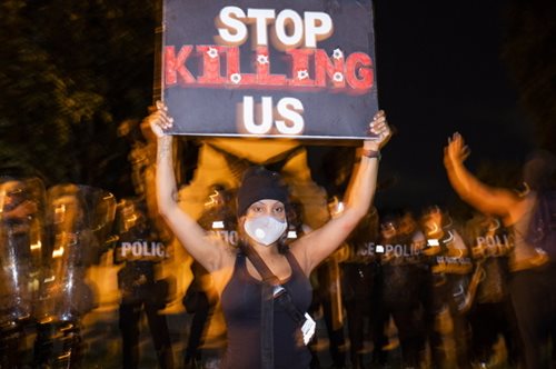 Ανθρωποκτονία ο θάνατος του Τζορτζ Φλόιντ, σύμφωνα με το επίσημο πόρισμα του ιατροδικαστή