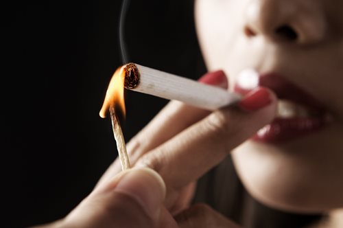 Γιατί θέλουμε να καπνίσουμε όταν πίνουμε αλκοόλ; Η επιστήμη απαντά.