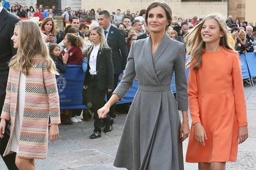 Η βασίλισσα Λετίσια και η μικρή της κόρη, Σοφία, εμφανίστηκαν με τα ίδια ρούχα στη Μαδρίτη