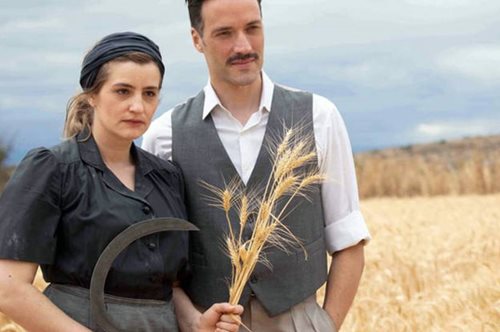 «Λενιώ μου πότε θα βγάλεις τα μαύρα;»: Το μοβ φόρεμα της Μαρίας Κίτσου αναδεικνύει τη σιλουέτα της 