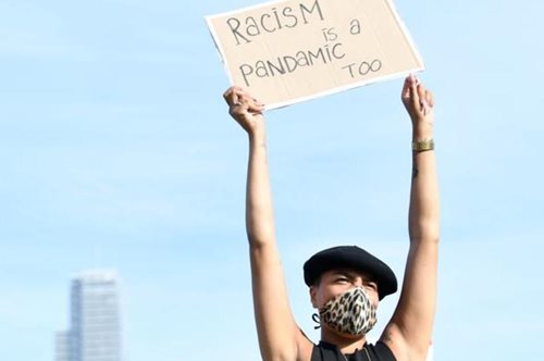 #BlackoutTuesday: Γιατί «μαύρισε» το Instagram για τη δολοφονία του Τζορτζ Φλόιντ