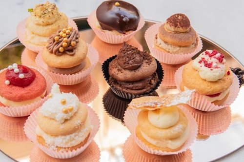 Το ζαχαροπλαστείο Kokakias στην Πατριάρχου Ιωακείμ επαναφέρει ένα καλτ γλυκό που δέχτηκε μπούλινγκ