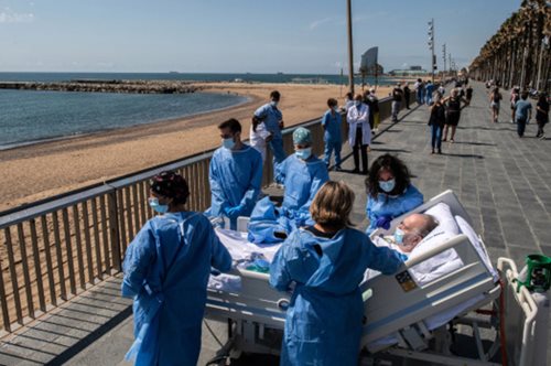 Νοσοκομείο στη Βαρκελώνη πηγαίνει τους ασθενείς με κορονοϊό μία βόλτα να δουν τη θάλασσα