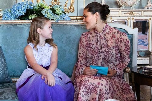 Ιδανικό για βόλτες σε κυκλαδίτικα στενά. Η πριγκίπισσα Βικτόρια με υπέρκομψο φόρεμα H&M