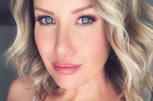 Είμαι πάνω από 40 και μόλις ανακάλυψα αυτό το μαγικό τρικ με το κονσίλερ που φώτισε το πρόσωπό μου 