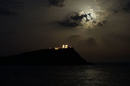«Ένα μαγικό φεγγάρι υψώθηκε εχθές το βράδυ πάνω από τον ναό του Ποσειδώνα». Οι εντυπωσιακές εικόνες