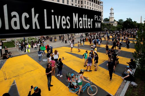 Black Lives Matter: Ένα τεράστιο σύνθημα με κίτρινα γράμματα καλύπτει τον δρόμο προς τον Λευκό Οίκο