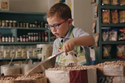 Γιατί όλοι μιλούν γι' αυτό το συγκινητικό σποτάκι με το απίθανο παιδάκι «καταστηματάρχη»;