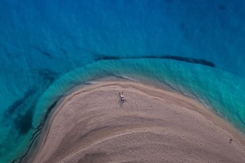 Ποια είναι τελικά η μαγική παραλία που είδαμε να πρωταγωνιστεί στο σποτ για τον ελληνικό τουρισμό;