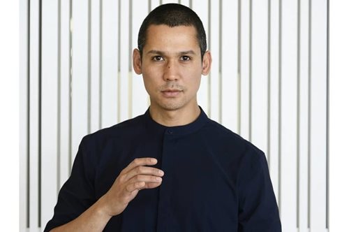 Σωτήρης Κοντιζάς: Παιχνίδια με τον γιο του σε παραλία στην Μύκονο