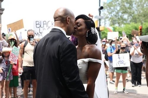 Ζευγάρι νεόνυμφων αντί για γλέντι γάμου προτίμησε τη διαδήλωση για τον Τζορτζ Φλόιντ