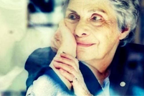 Η κόρη της Κικής Δημουλά, Έλση, διαβάζει ποιήματα της μητέρας της