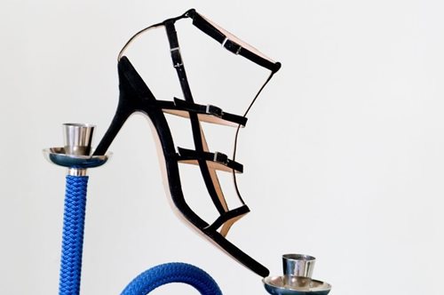 Ο Στάθης Σαμαντάς σχεδιάζει παπούτσια με τον τρόπο που ένας καλλιτέχνης δουλεύει το έργο του