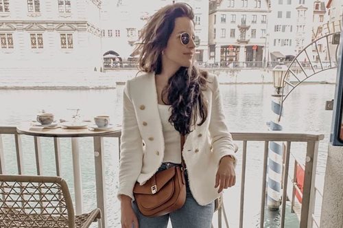 Αν είσαι πάνω από 40: 9 σοφιστικέ τρόποι για να φορέσεις πιο σωστά το λευκό σακάκι αυτό το καλοκαίρι