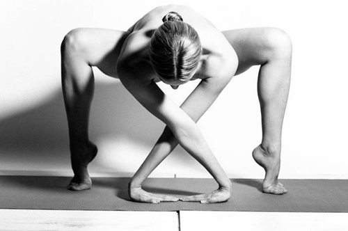 Ένα κορίτσι κάνει γυμνό γιόγκα μεταμορφώνοντας το σώμα της σε τέχνη