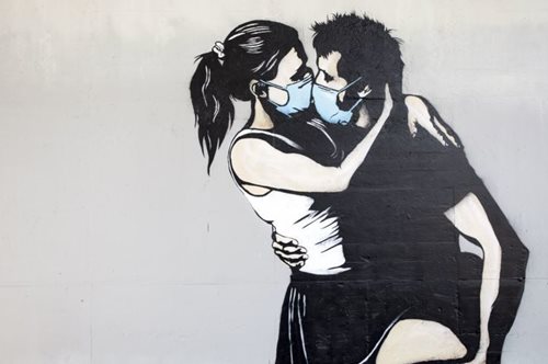 «Φορέστε μάσκα, μην φιλιέστε, μην αναστενάζετε». Το σεξ εν μέσω κορονοϊού ίσως είναι διαφορετικό