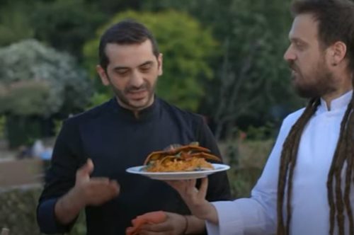 O Λεωνίδας Κουτσόπουλος «μαγειρεύει» μπαλοτίνα παγκολίνο και ζελέ νυχτερίδας για τον Φοίβο Δεληβοριά