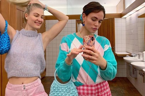 «Φοράω μόνο παντελόνια και αυτό είναι το πιο feel good τρεντ που έχω δει μέσα στο 2020»