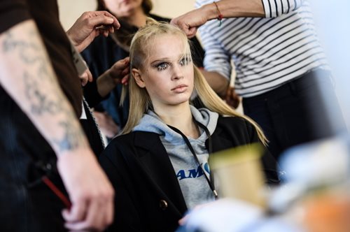 Οι επικρατέστερες τάσεις στα μαλλιά για το καλοκαίρι του 2020: Χωρίστρα στο πλάι, πλεξούδες κ.ά