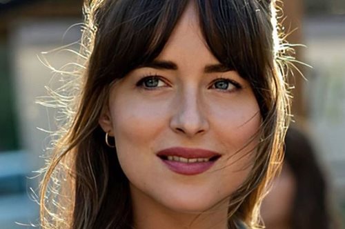 Μπαντάνα αντί για προστατευτική μάσκα- Η Ντακότα Τζόνσον προτείνει μια στιλάτη εναλλακτική