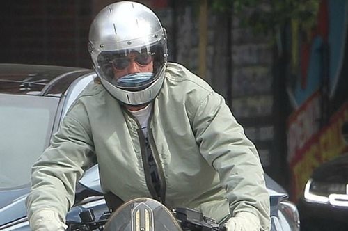 Ο Μπραντ Πιτ με μηχανή και κράνος στην πορεία διαμαρτυρίας για τον Τζορτζ Φλόιντ