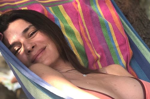 H Mαρία Ναυπλιώτου ποζάρει με μπικίνι και φόντο μία υπέροχη παραλία της Αττικής