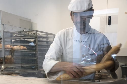 Το τρομερό παιδί φτιάχνει το ψωμί για το οποίο μιλάει όλη η πόλη: Ένας νέος φούρνος στα Ιλίσια