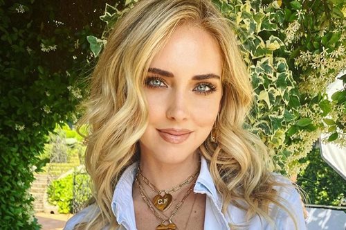 H Κιάρα Φεράνι φοράει το πιο κομψό μαγιό της σεζόν και μας βάζει σε απόλυτα καλοκαιρινό mood