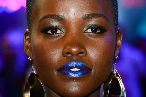 Το μυστικό τρικ πίσω από το μπλε κραγιόν της Lupita Nyong'o 