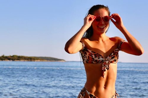 Το ενυδατικό λάδι και το εξωτικό άρωμα που συνδυάζω για να ευωδιάζω «καλοκαίρι»