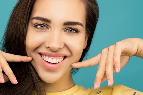 Όψεις πορσελάνης ή ρητίνης; Όλα όσα πρέπει να ξέρεις για να κάνεις τη σωστή επιλογή