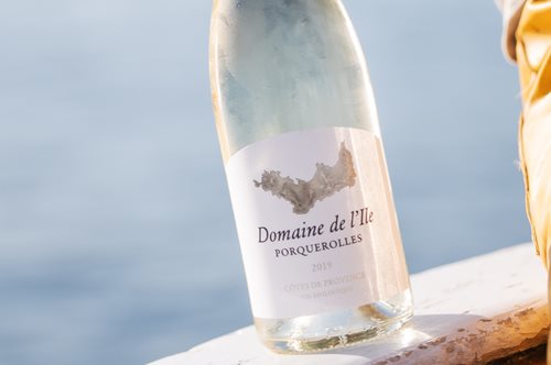 Για πρώτη φορά στην ιστορία του ο οίκος Chanel κυκλοφορεί το δικό του κρασί, σε λευκό και ροζέ