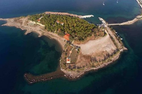 «Το νησί των Ονείρων»: To άγνωστο νησάκι με τα παραδεισένια νερά όπου μπορείς να πας με τα πόδια