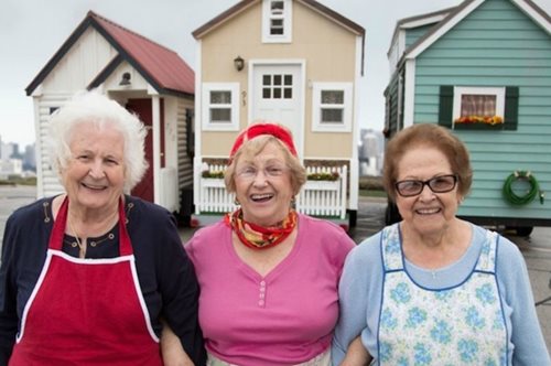 Συνταξιούχες γυναίκες αγοράζουν μικρά, κουκλίστικα σπίτια για να περάσουν τα «χρυσά» χρόνια τους