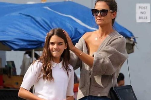 Η Kέιτι Χολμς εμφανίστηκε στη Νέα Υόρκη, φορώντας ιδανικά το λευκό T-Shirt με το τζιν παντελόνι