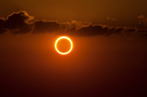 Tι είναι η δακτυλιοειδής έκλειψη ηλίου, το σπάνιο φαινόμενο που θα κατακλύσει τον ουρανό την Κυριακή