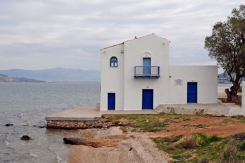 «Επιπλέει» στην επιφάνεια της θάλασσας: Στο γαλανόλευκο σπίτι του Άγγελου Σικελιανού στη Σαλαμίνα