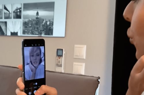 Η Έλενα Γαλύφα αποκαλύπτει πως χρησιμοποιεί το πιο fashionable smartphone