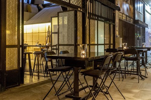 Καθίσαμε στα τραπεζάκια του «Θα σε κάνω βασίλισσα» στον φαρδύ πεζοδρόμιο της Ιεράς Οδού 