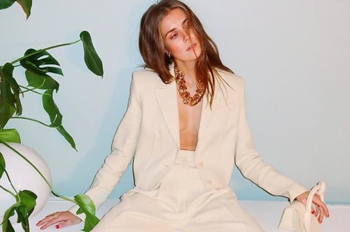 Συγγνώμη λευκό, αλλά αυτό είναι το απόλυτα feel good χρώμα στα σακάκια του φετινού καλοκαιριού