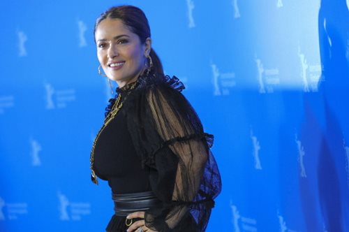 Πριν και μετά: Η Σάλμα Χάγιεκ δείχνει στο ίνσταγκραμ τις λευκές ρίζες των μαλλιών της 