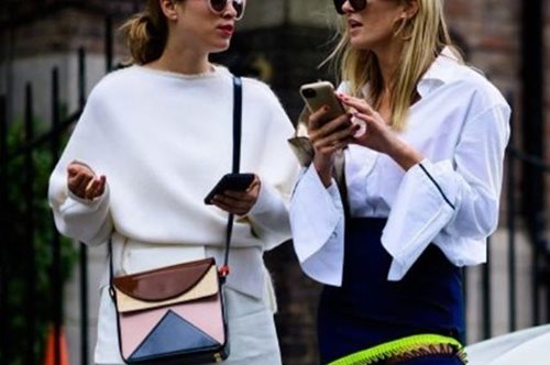 Ίδιο αλλά αλλιώς: Πώς συνδυάζουν το τζιν με το λευκό T-Shirt οι Γαλλίδες και πώς οι Ιταλίδες